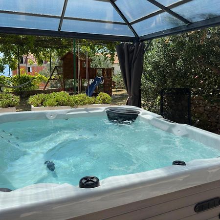 Vacation House Marin With Jacuzzi - Bol, Brac Bagian luar foto